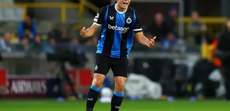 Jugador de Club Brugge gesticulando durante el partido