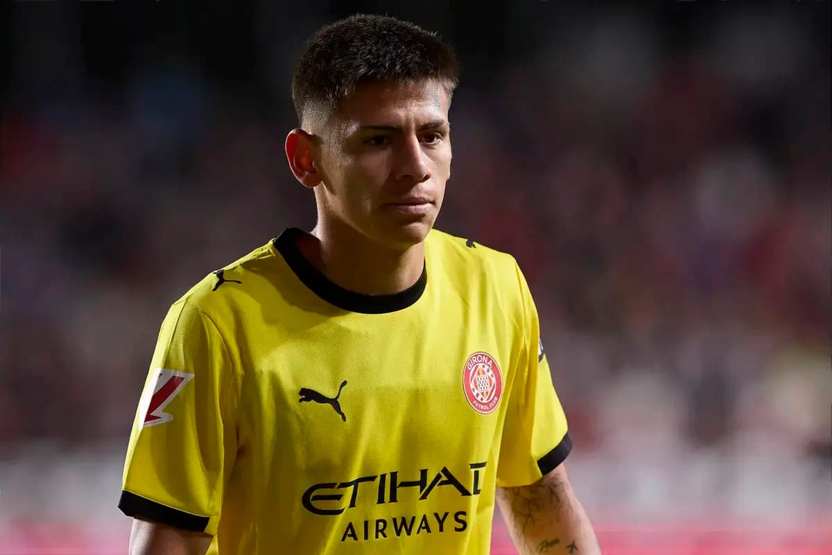Jugador de Girona CF con camiseta amarilla en el campo