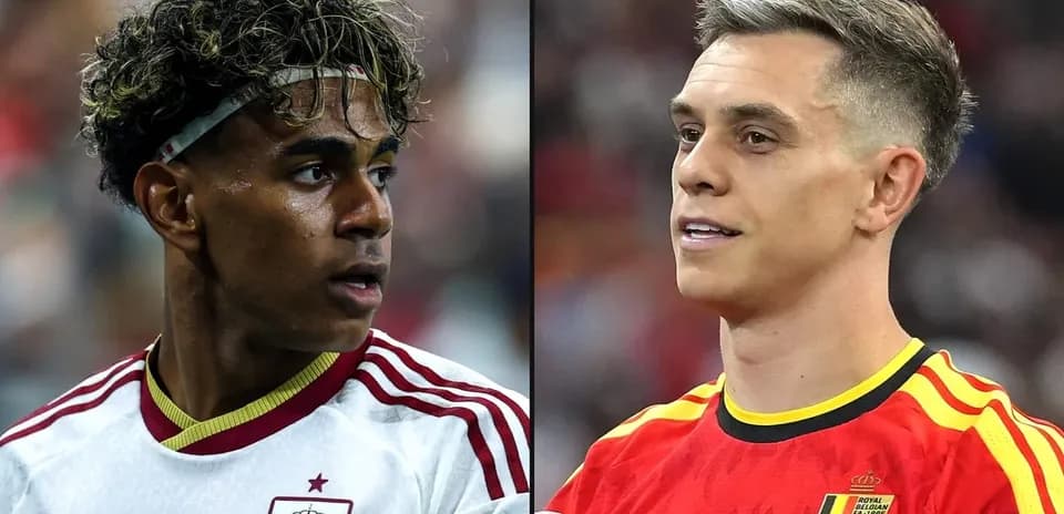 Jugadores de España y Bélgica en el campo