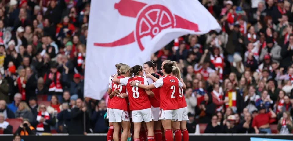 Equipo femenino de Arsenal celebrando un gol