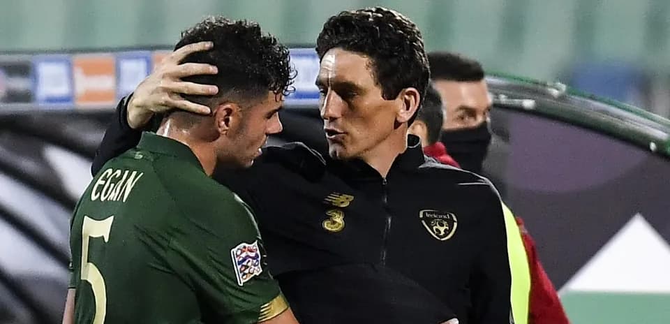 Entrenador hablando con jugador tras el partido