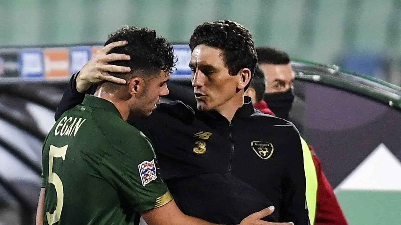 Entrenador hablando con jugador tras el partido
