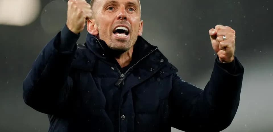 Entrenador celebrando en el campo durante el partido