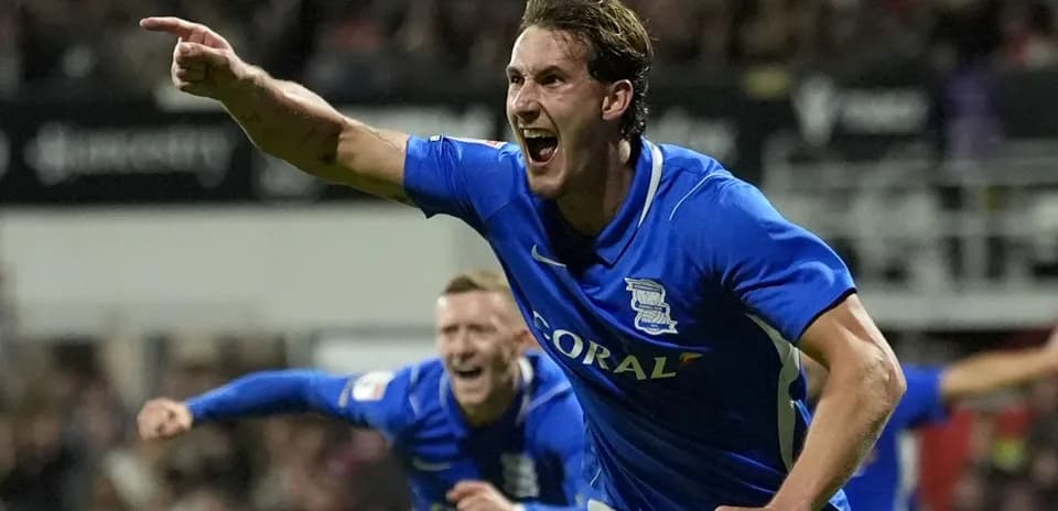 Jugador de Birmingham celebrando un gol en el partido