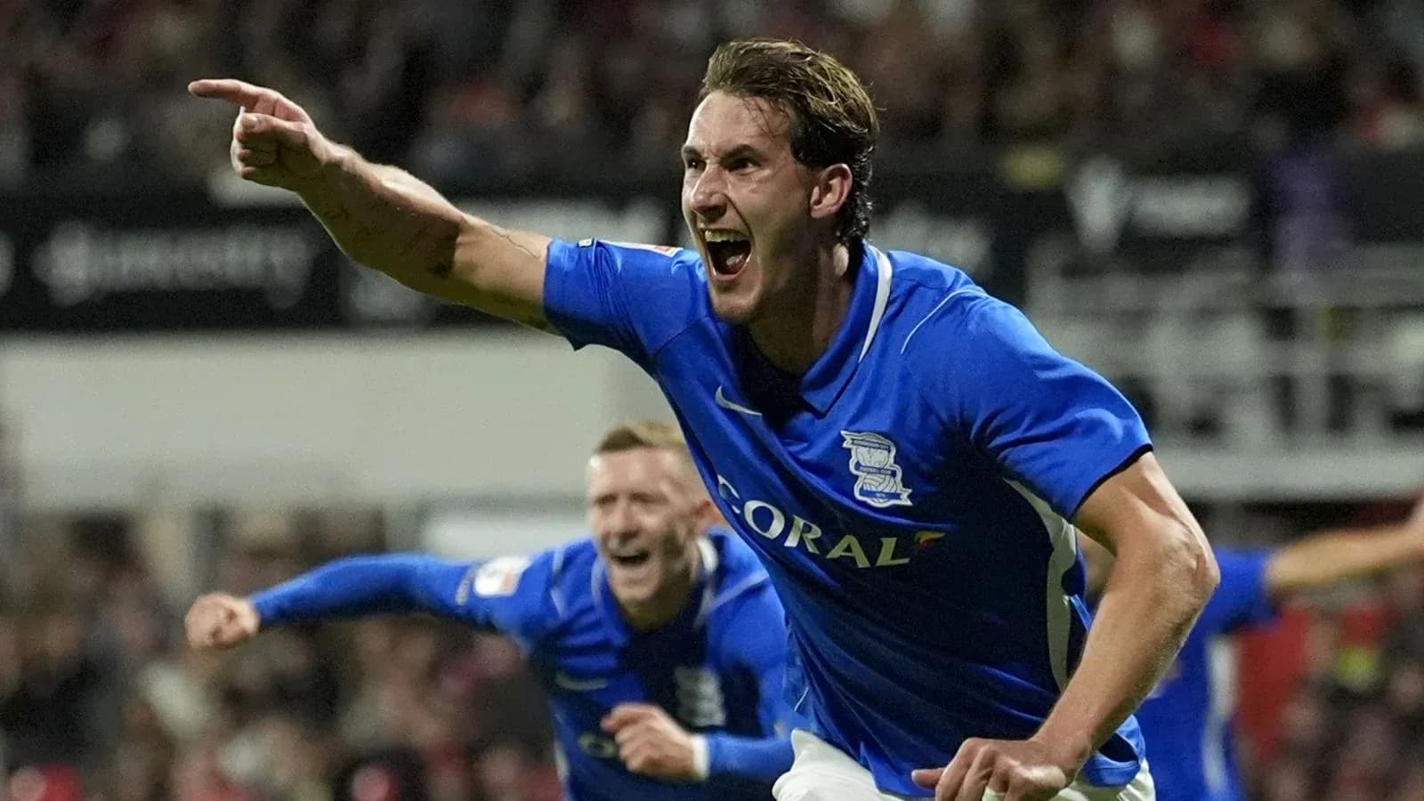 Jugador de Birmingham celebrando un gol en el partido