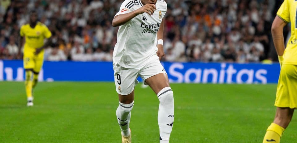 Jugador de Real Madrid corriendo con el balón
