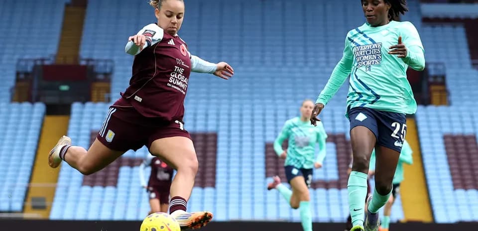 Una jugadora de Aston Villa pateando el balón