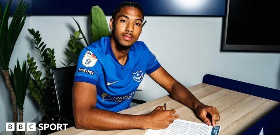 Jugador de Portsmouth firmando contrato en oficina