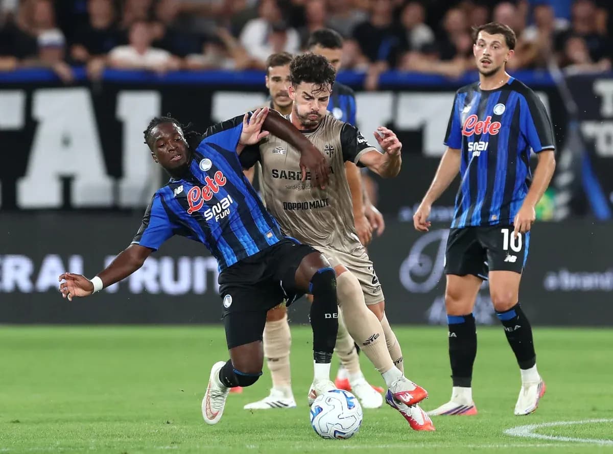 Jugador de Atalanta en acción contra Cagliari