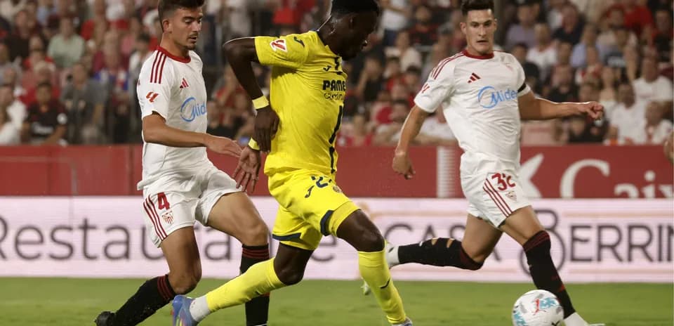 Acción entre Villarreal y Sevilla en La Liga