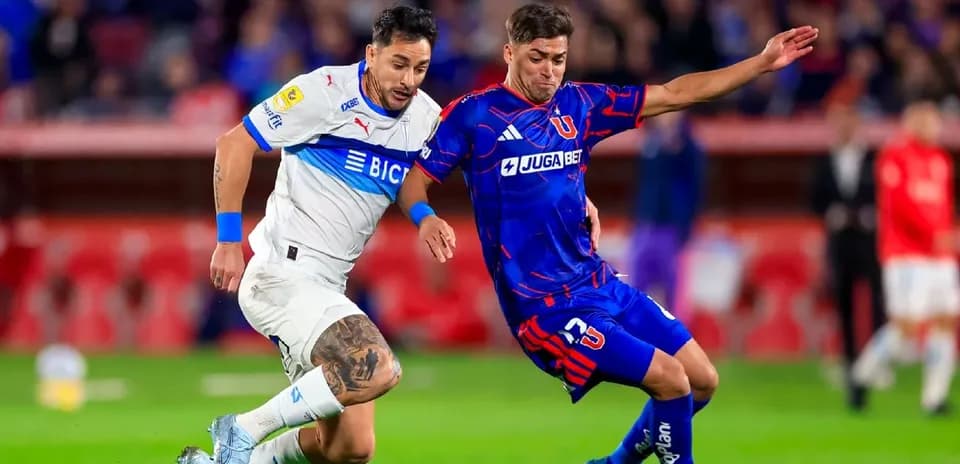 Dos jugadores compitiendo por el balón en el partido