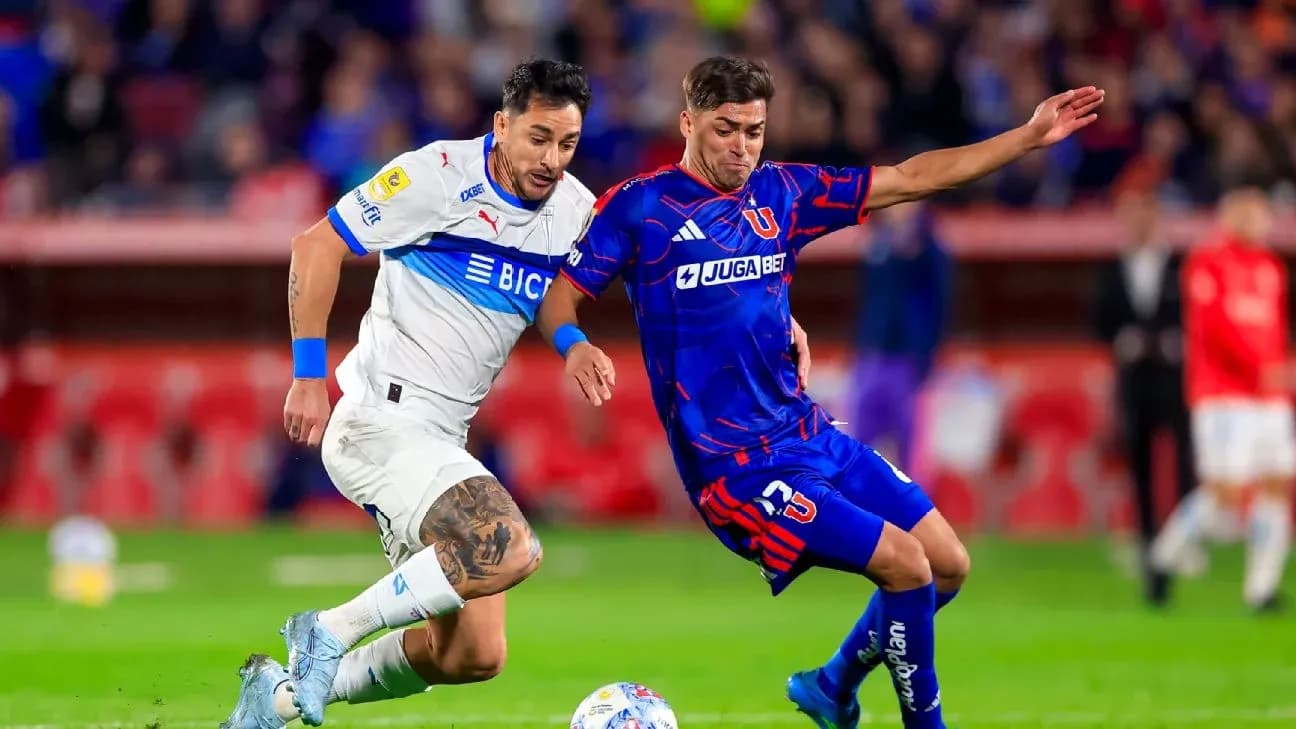 Dos jugadores compitiendo por el balón en el partido