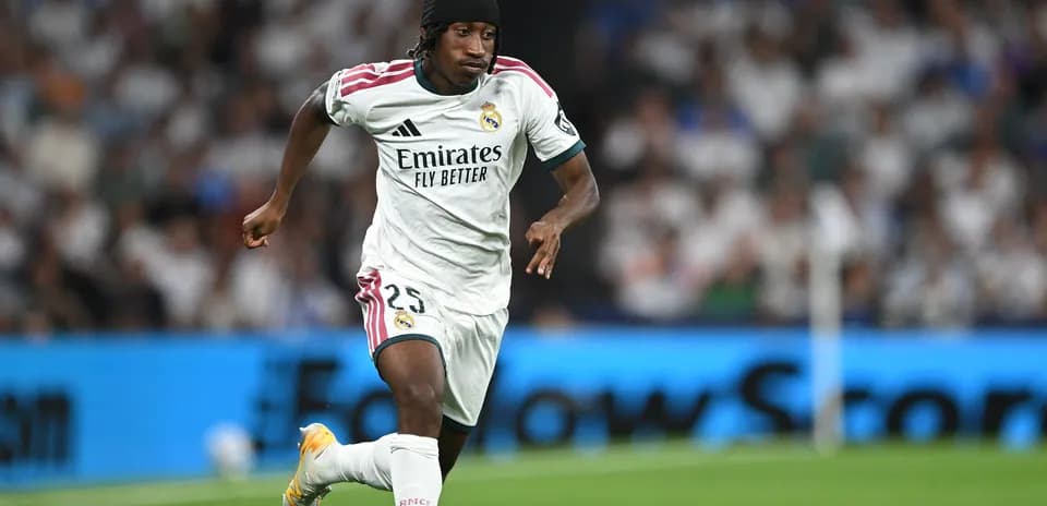 Jugador de Real Madrid corriendo por el campo