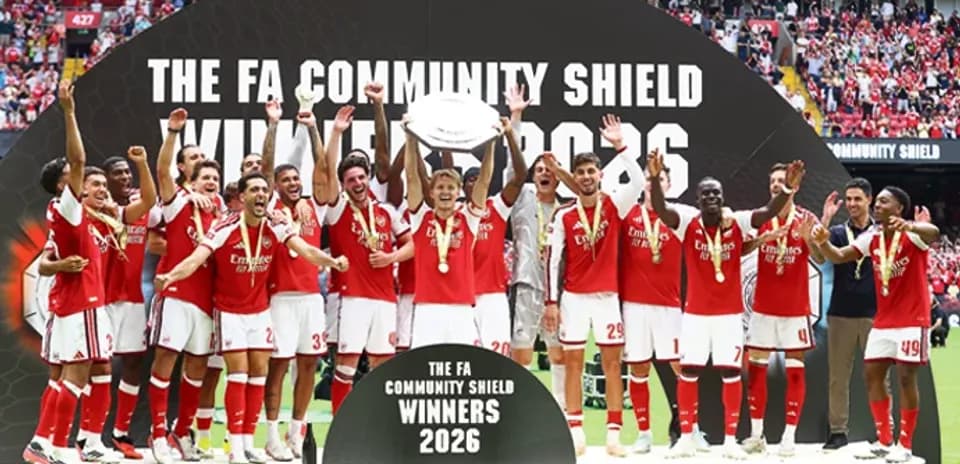 Jugadores de Arsenal celebrando el trofeo Community Shield 2026