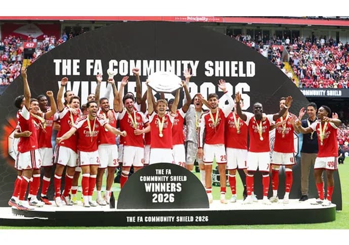 Jugadores de Arsenal celebrando el trofeo Community Shield 2026