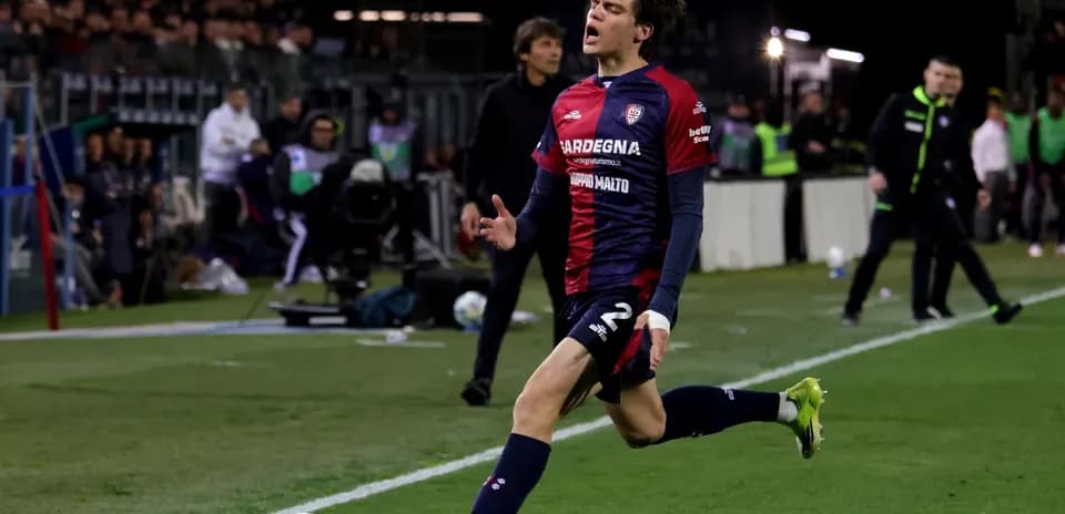 Jugador de Cagliari corriendo tras el balón en el campo