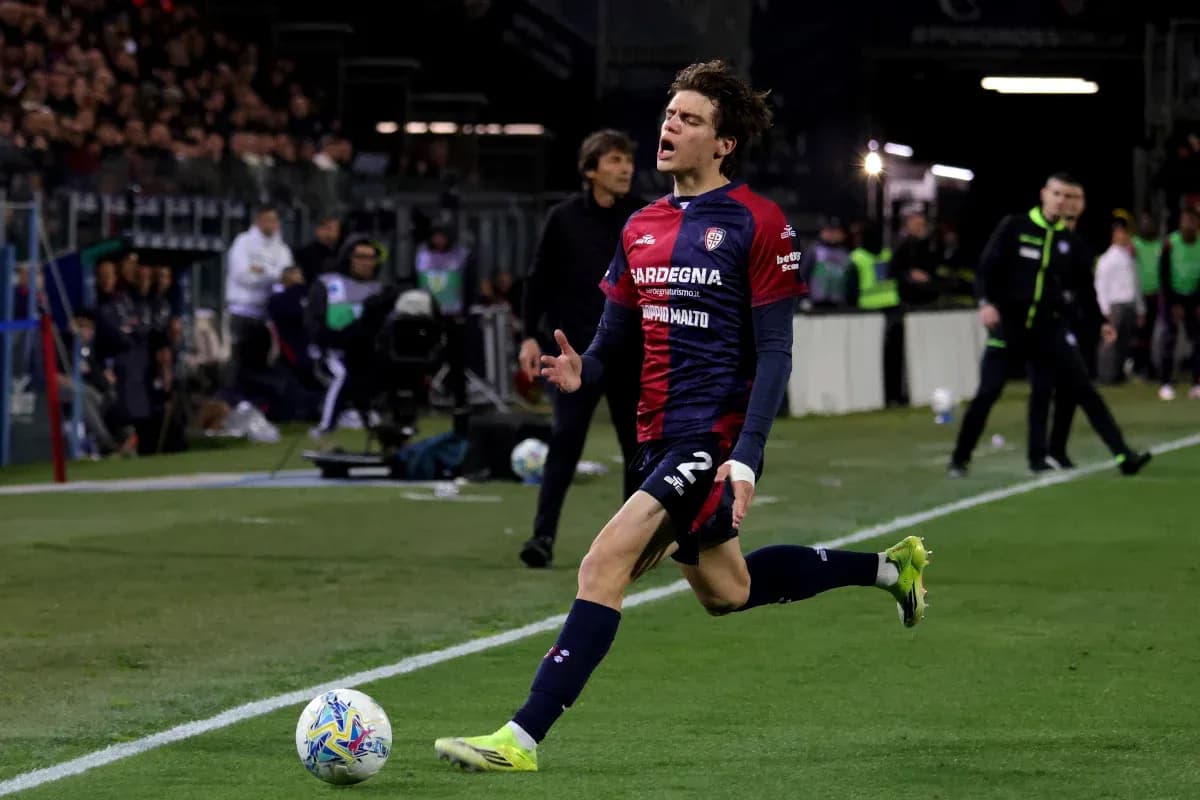 Jugador de Cagliari corriendo tras el balón en el campo
