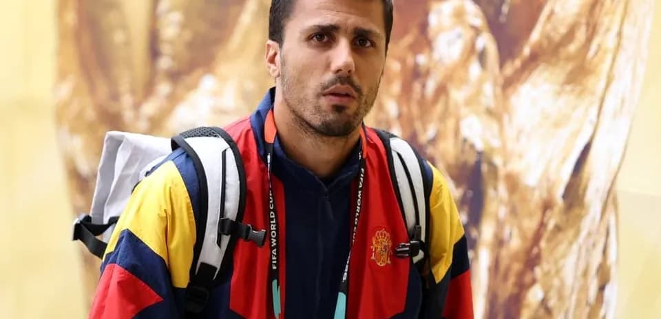 Jugador con chaqueta de equipo en el vestíbulo