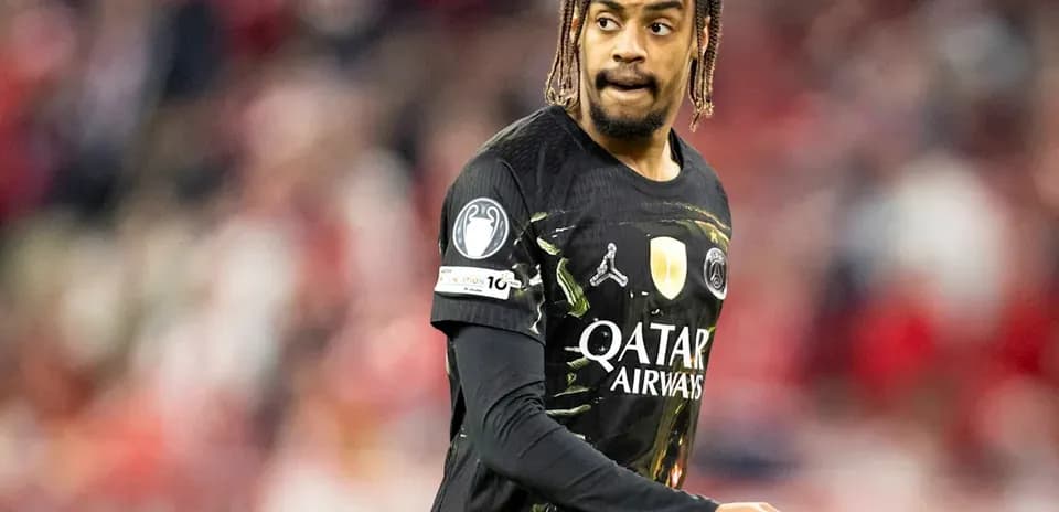 Jugador de fútbol con camiseta de PSG en el campo
