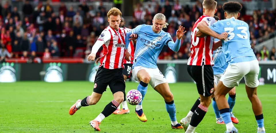 Acción entre Manchester City y Brentford en partido