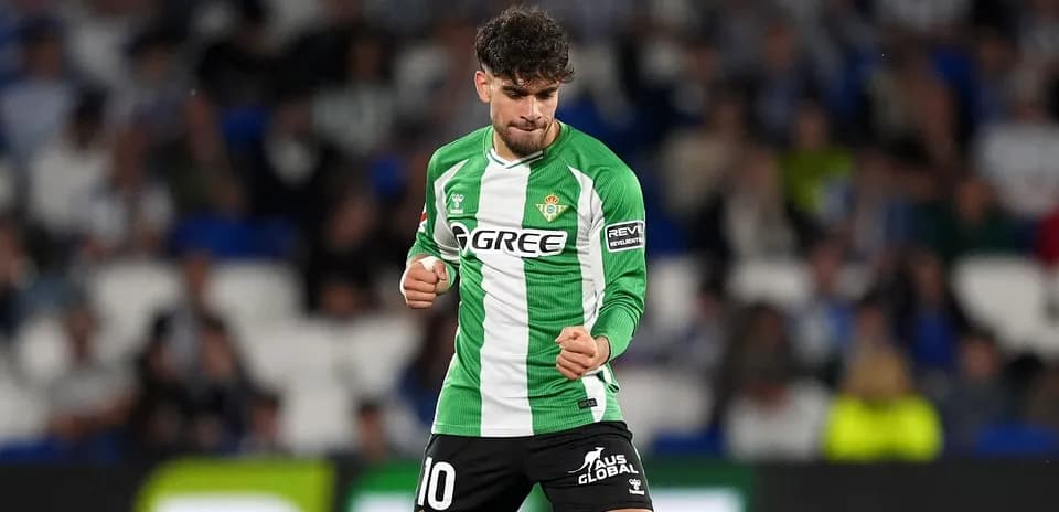 Jugador de Real Betis celebrando un gol en el campo