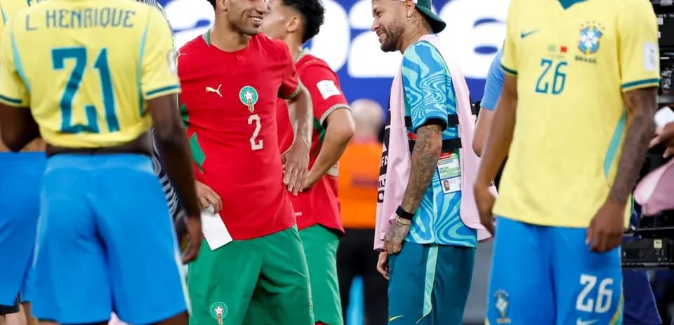Jugadores de Marruecos y Brasil conversando tras el partido