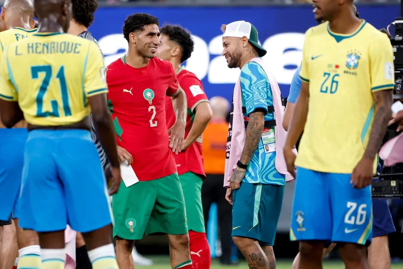 Jugadores de Marruecos y Brasil conversando tras el partido