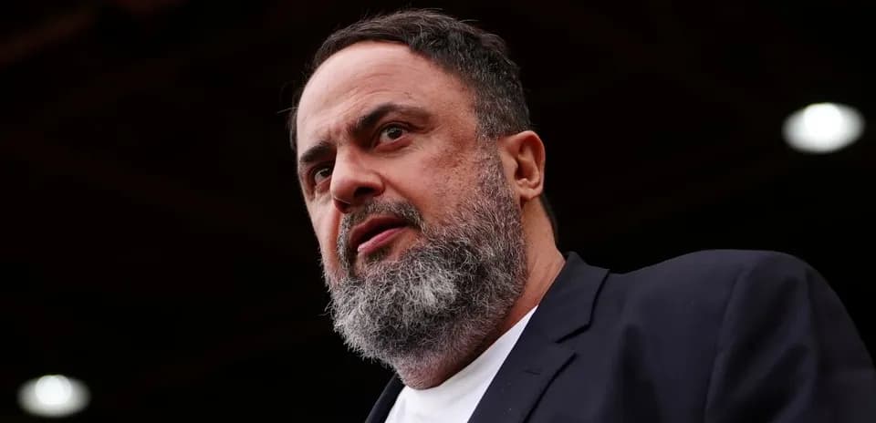 Hombre con barba hablando en evento deportivo