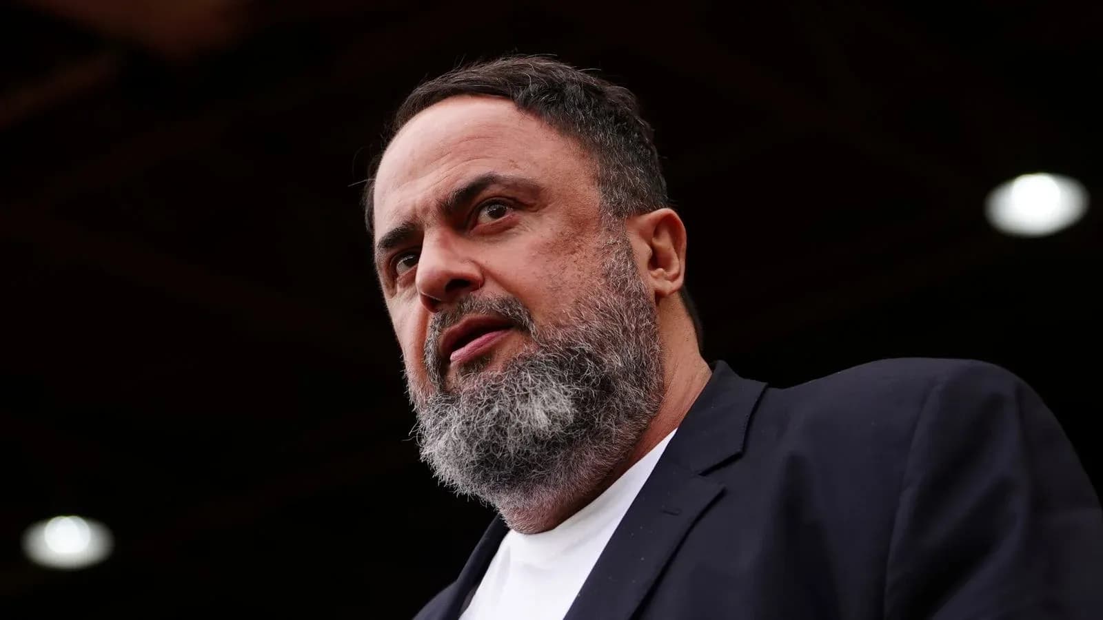 Hombre con barba hablando en evento deportivo