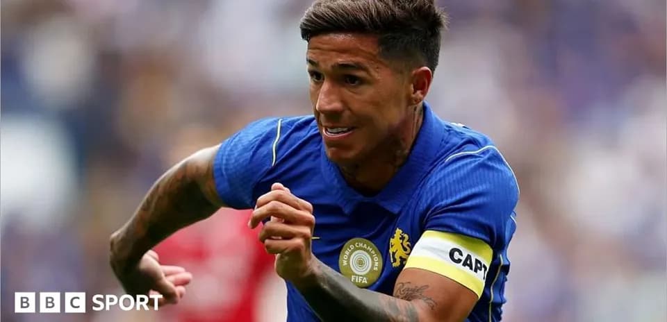 Jugador corriendo con camiseta de Chelsea en partido