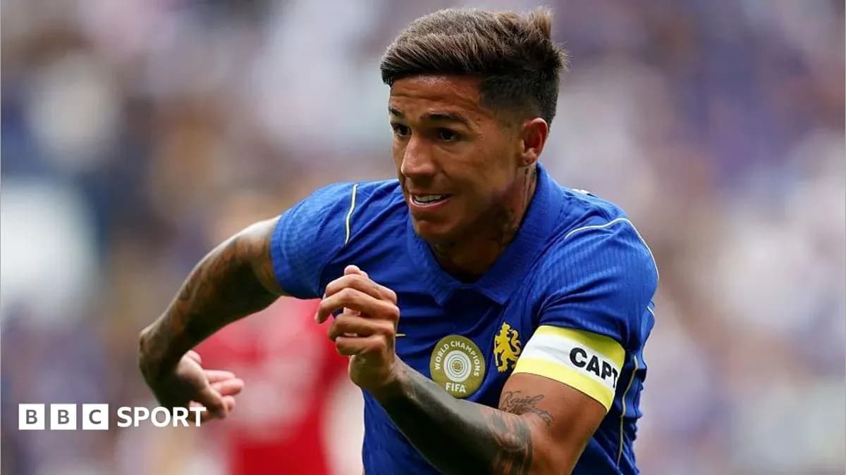 Jugador corriendo con camiseta de Chelsea en partido