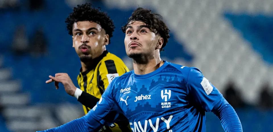 Jugadores de Al Hilal e Ittihad en acción durante partido