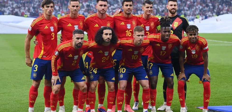 Equipo de fútbol de España posando en el campo