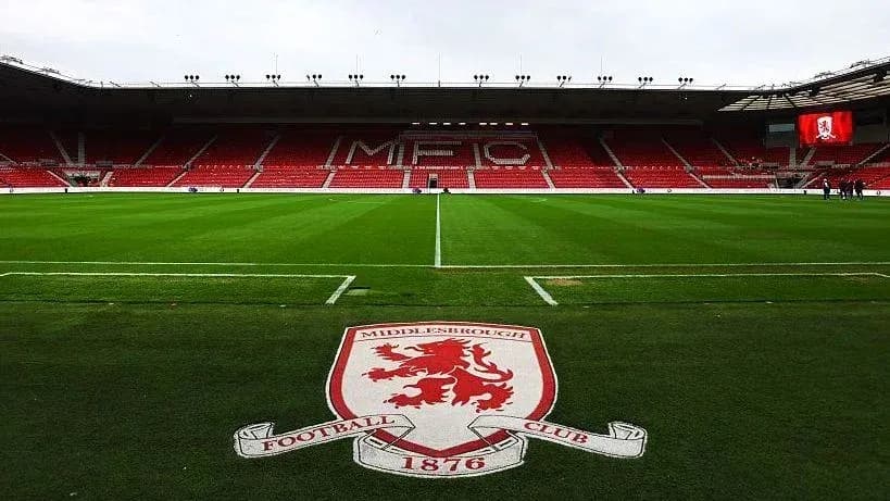 Campo de fútbol con el logo de Middlesbrough FC
