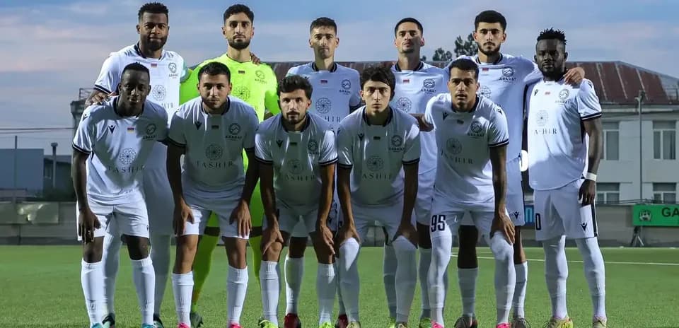 Equipo Ararat-Armenia posando antes del partido
