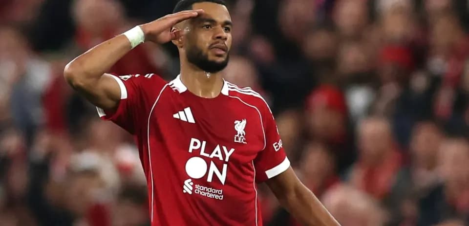 Jugador de Liverpool saludando a la afición en el estadio