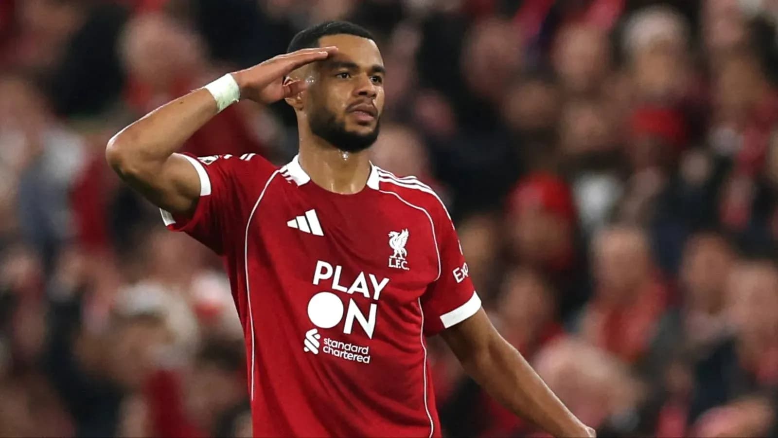 Jugador de Liverpool saludando a la afición en el estadio