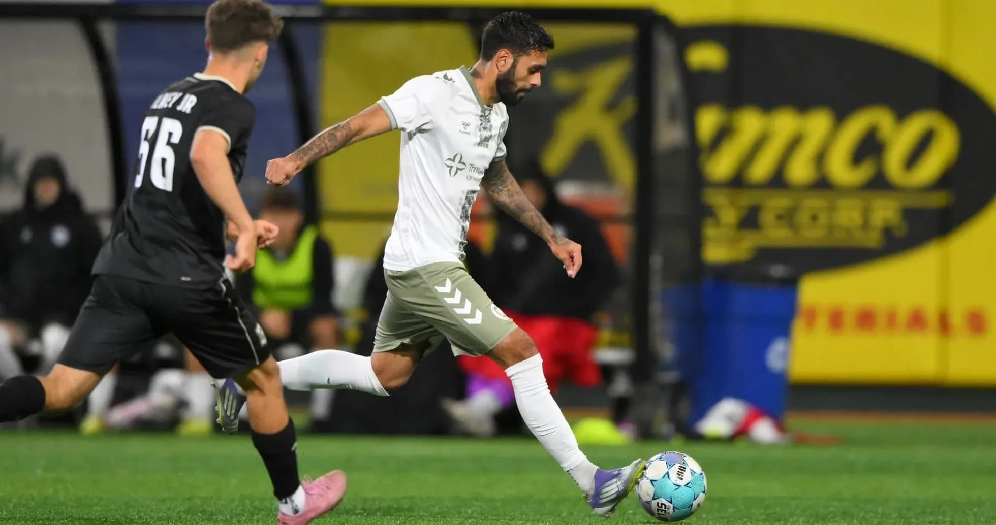 Jugador del NY Cosmos driblando el balón