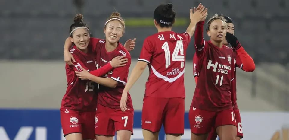 Jugadoras de Suwon FMC celebrando un gol