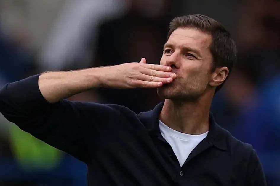 Entrenador saludando al público con un beso Entrenador saludando al público con un beso
