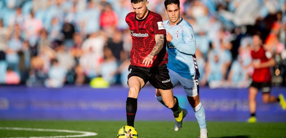 Jugador de Athletic Club avanzando con el balón