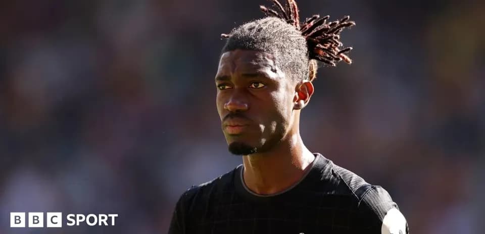 Jugador de Tottenham en el campo durante el partido