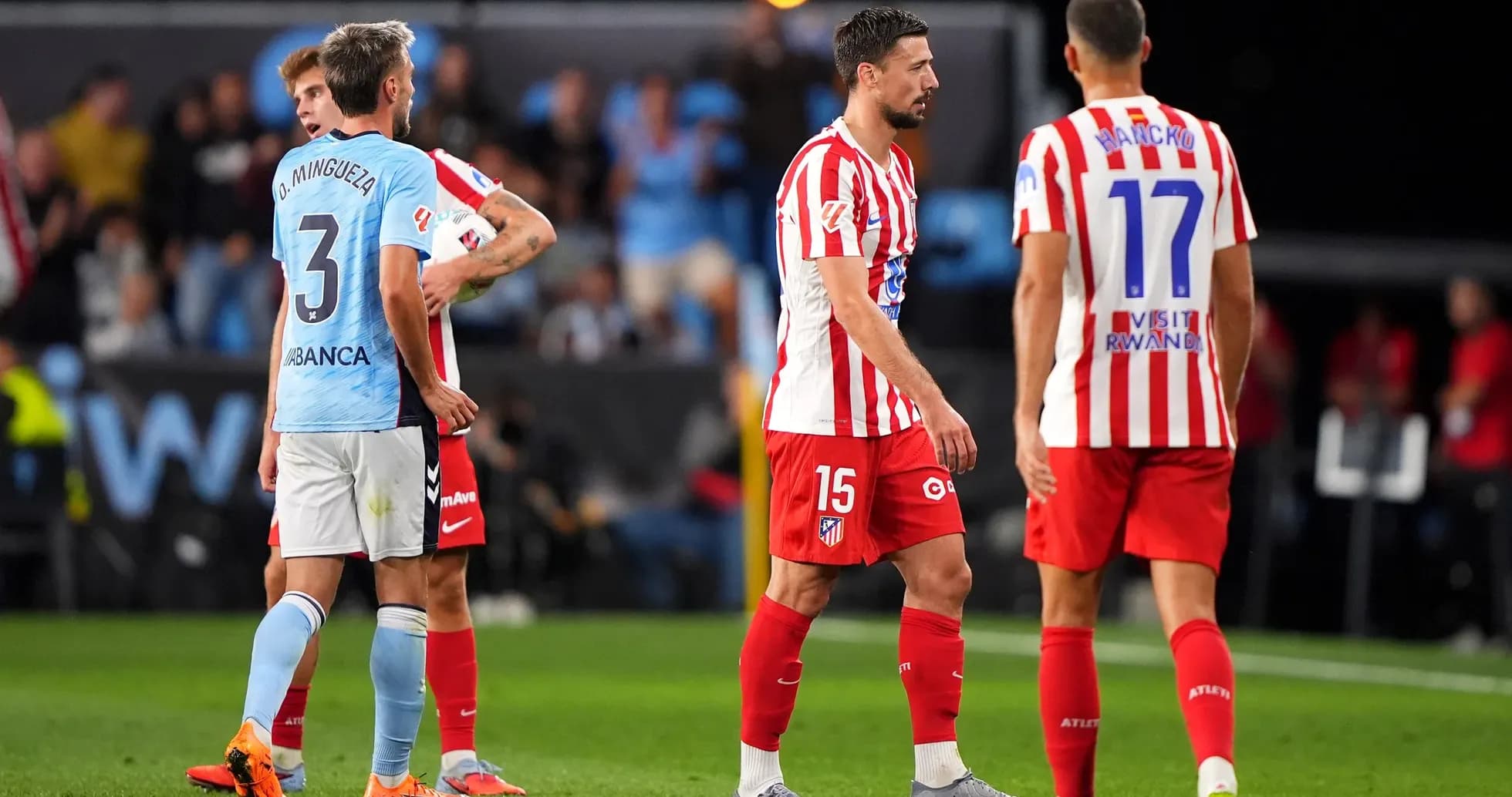 Jugadores de Atlético Madrid y Celta Vigo en el campo