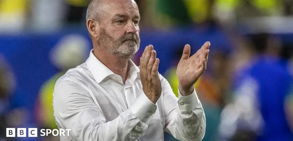 Entrenador aplaudiendo en el campo de juego