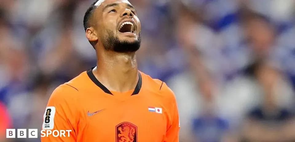 Jugador de fútbol con camiseta naranja en el campo
