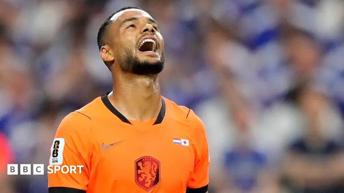 Jugador de fútbol con camiseta naranja en el campo