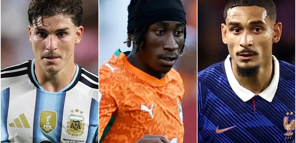 Tres jugadores de fútbol en diferentes camisetas nacionales