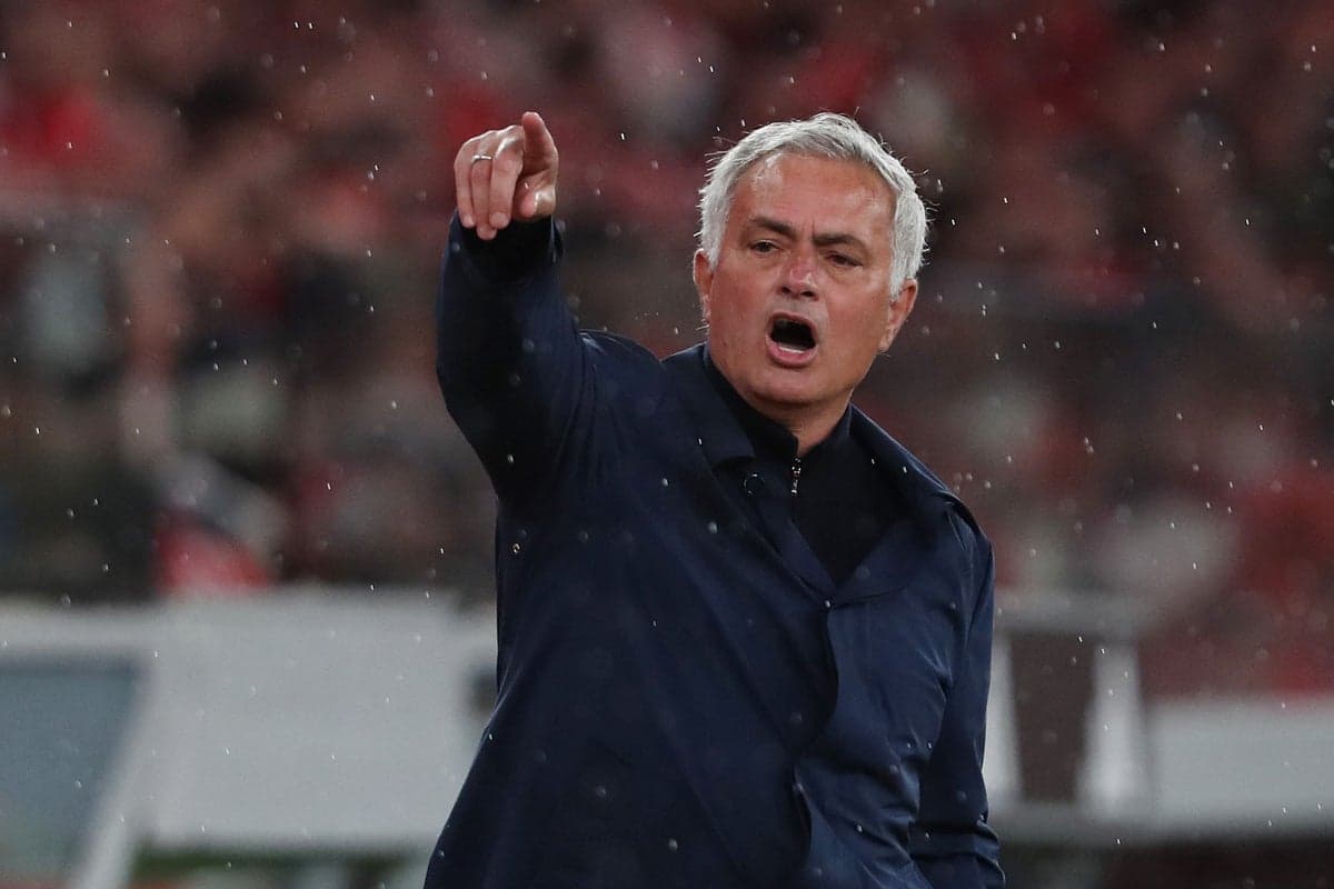 Entrenador dirigiendo desde la línea de banda