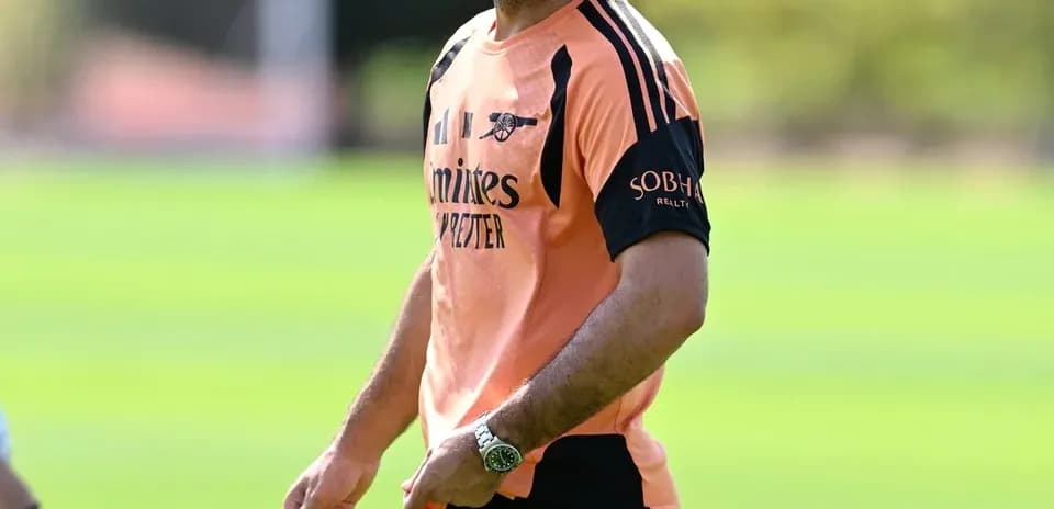 Entrenador en sesión de entrenamiento con equipo