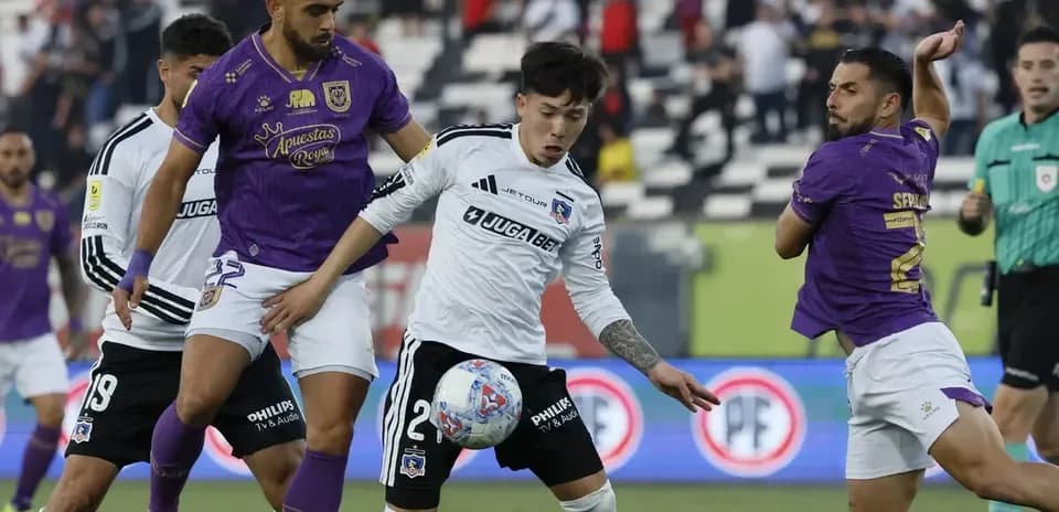 Jugadores compitiendo por el balón en el partido